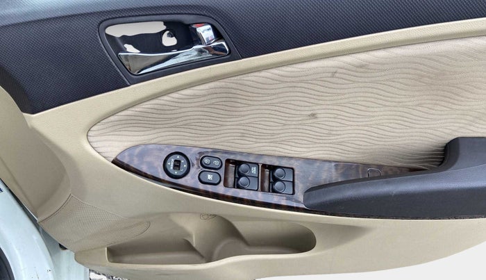2013 Hyundai Verna FLUIDIC 1.6 VTVT EX, Petrol, Manual, 1,18,059 km, Driver Side Door Panels Control