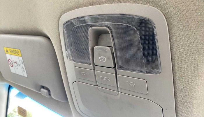 2019 Mahindra XUV 3OO W8(O) 1.2 PETROL DUAL TONE, Petrol, Manual, 22,587 km, Ceiling - Roof light/s not working