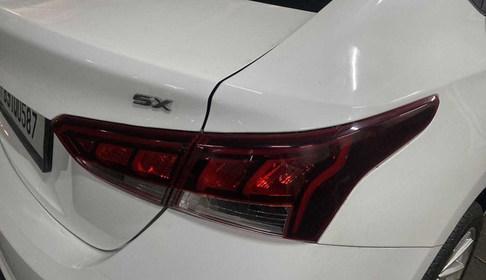 2022 Hyundai Verna SX (O) 1.5 CRDI, Diesel, Manual, 22,049 km, Right tail light - Minor scratches