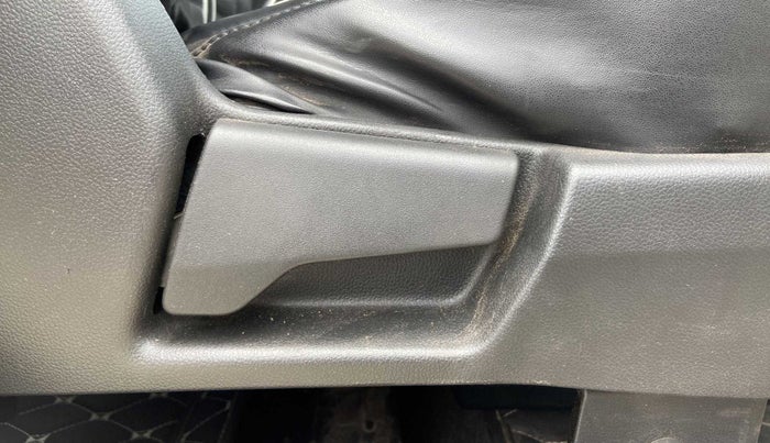 2019 Renault TRIBER RXZ, Petrol, Manual, 26,701 km, Driver Side Adjustment Panel
