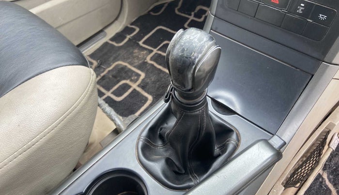 2016 Mahindra XUV500 W6, Diesel, Manual, 97,149 km, Gear lever - Knob has minor damage