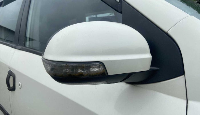 2016 Mahindra XUV500 W6, Diesel, Manual, 97,149 km, Right rear-view mirror - ORVM switch has minor damage