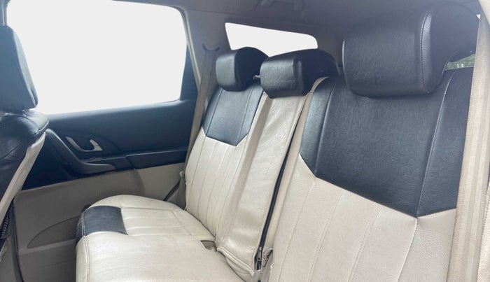 2016 Mahindra XUV500 W6, Diesel, Manual, Right Side Rear Door Cabin
