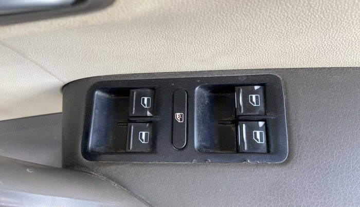 2013 Volkswagen Vento HIGHLINE DIESEL 1.6, Diesel, Manual, 1,15,069 km, Right front window switch / handle - Minor damage