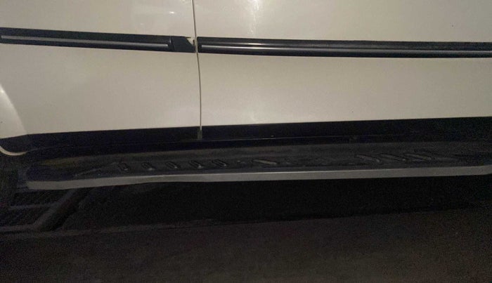 2015 Mahindra XUV500 W10, Diesel, Manual, 91,571 km, Right running board - Minor scratches