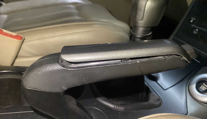 2015 Mahindra XUV500 W10, Diesel, Manual, 91,571 km, Gear lever - Hand brake lever cover torn