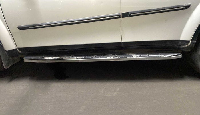 2015 Mahindra XUV500 W10, Diesel, Manual, 91,571 km, Left running board - Cladding has minor damage