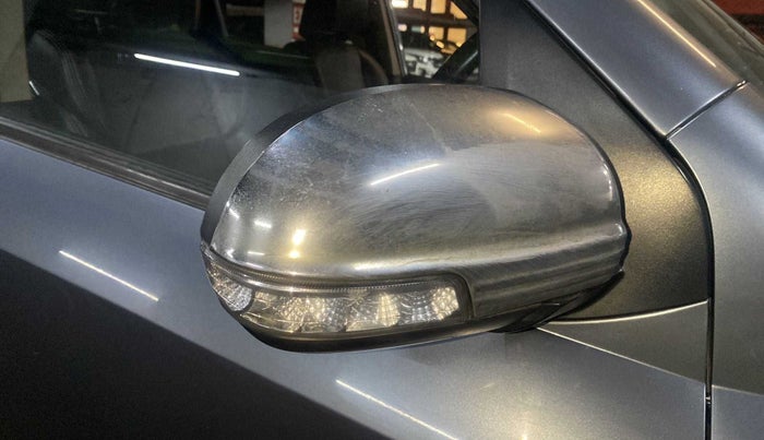 2013 Mahindra XUV500 W8, Diesel, Manual, 1,04,490 km, Right rear-view mirror - Indicator light has minor damage