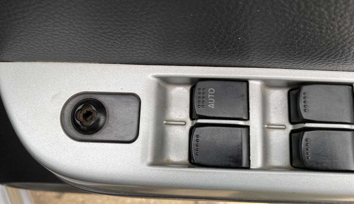 2010 Maruti Wagon R 1.0 VXI, Petrol, Manual, 64,810 km, Right rear-view mirror - ORVM switch has minor damage