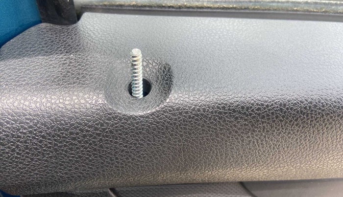 2019 Renault Kwid RXT 1.0 AMT (O), Petrol, Automatic, 5,083 km, Lock system - Door lock knob has minor damage