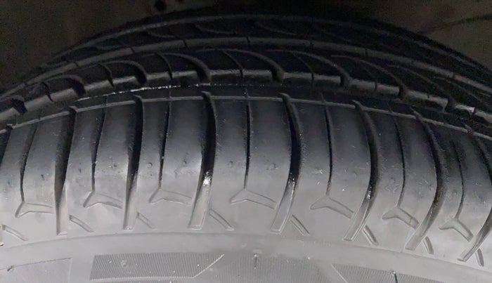 2016 Honda Amaze 1.2L I-VTEC S, Petrol, Manual, 1,21,054 km, Right Front Tyre Tread