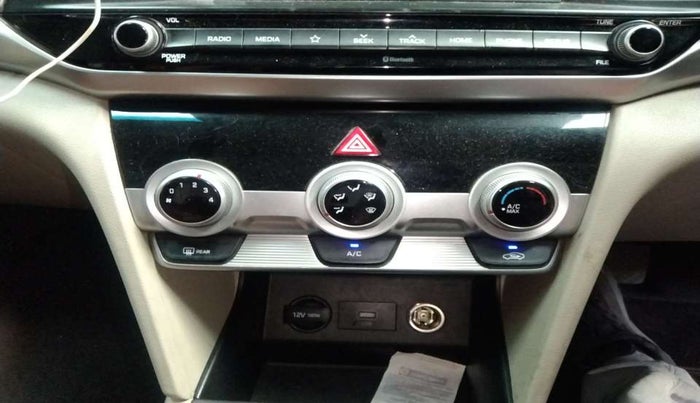 2021 Hyundai New Elantra 2.0 S PETROL, Petrol, Manual, 70,888 km, AC Unit - Front vent has minor damage