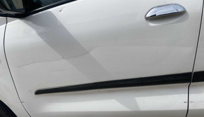 2017 Datsun Redi Go S 1.0 AMT, Petrol, Automatic, 25,834 km, Front passenger door - Circle - Paint ok & Dent >4 inch(Dent on Criase Line)