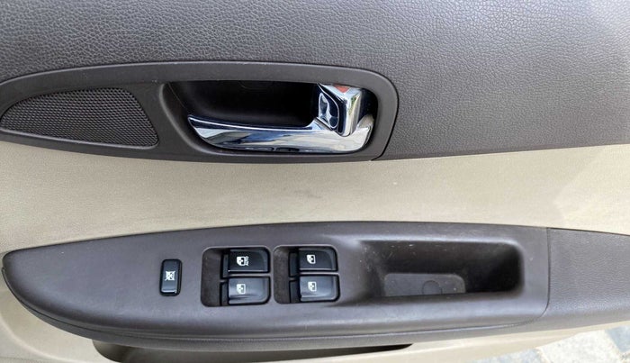 2012 Hyundai i20 MAGNA (O) 1.2, Petrol, Manual, 67,741 km, Right front window switch / handle - Minor damage
