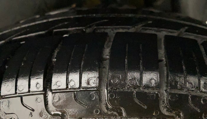 2013 Maruti Swift VXI, Petrol, Manual, 60,634 km, Left Rear Tyre Tread