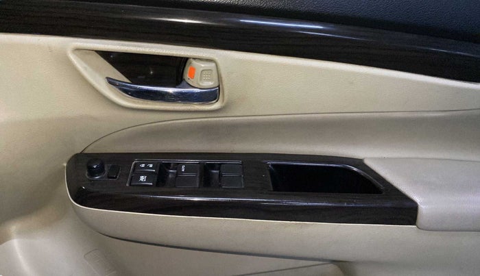 2017 Maruti Ciaz ZDI SHVS, Diesel, Manual, 1,21,546 km, Driver Side Door Panels Control