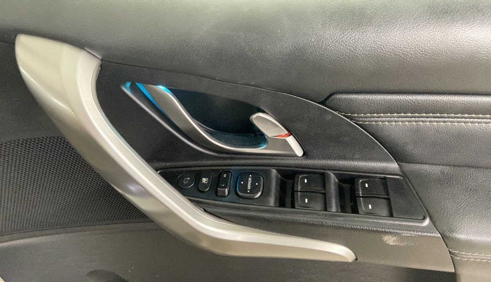 2019 Mahindra XUV500 W11 (O) AT, Diesel, Automatic, 45,014 km, Driver Side Door Panels Control