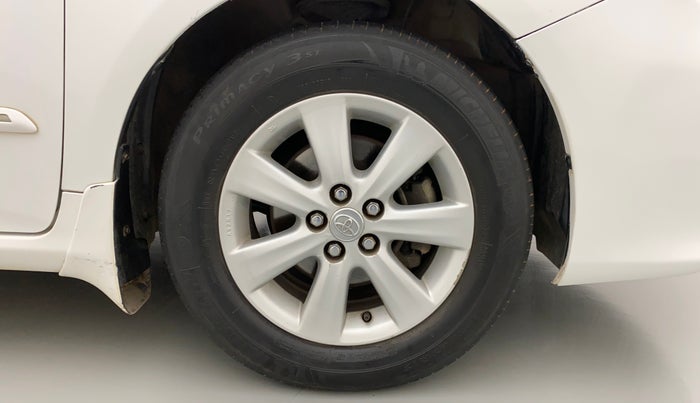 2013 Toyota Corolla Altis GL PETROL, Petrol, Manual, 1,18,123 km, Right Front Wheel