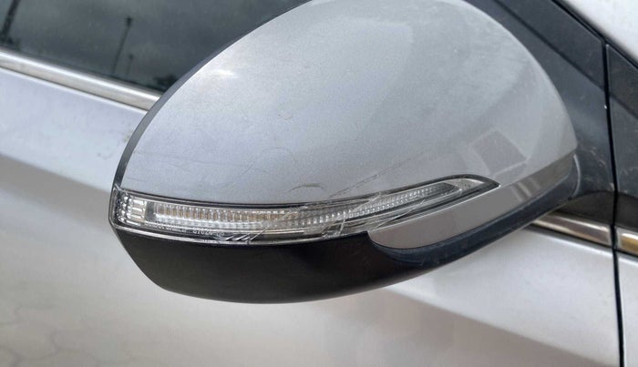 2017 Hyundai Verna 1.6 SX (O) CRDI MT, Diesel, Manual, 39,217 km, Right rear-view mirror - Indicator light has minor damage
