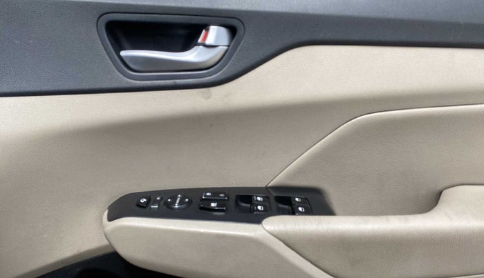 2017 Hyundai Verna 1.6 SX (O) CRDI MT, Diesel, Manual, 39,217 km, Driver Side Door Panels Control