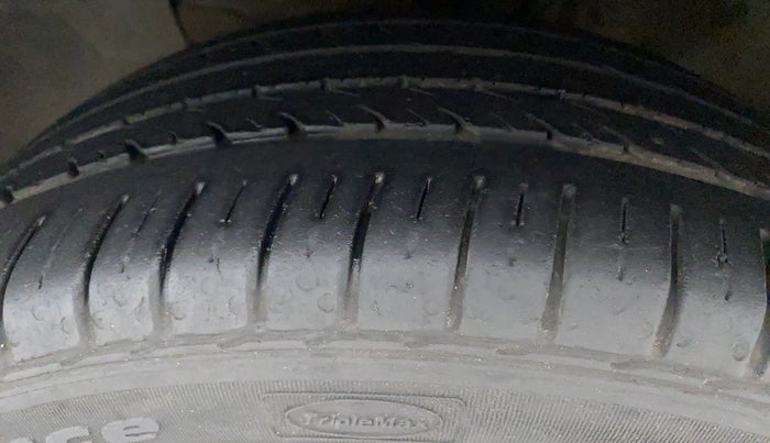 2016 Hyundai Elite i20 ASTA 1.2, Petrol, Manual, 1,19,553 km, Left Front Tyre Tread