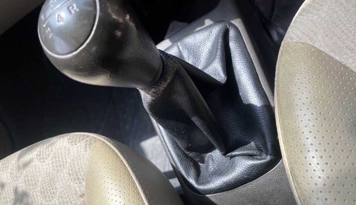 2017 Hyundai Eon MAGNA +, Petrol, Manual, 41,776 km, Gear lever - Boot cover slightly torn