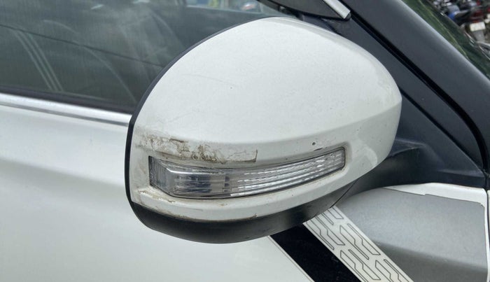 2019 Maruti Vitara Brezza ZDI PLUS AMT, Diesel, Automatic, 74,425 km, Right rear-view mirror - ORVM switch has minor damage