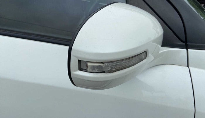 2013 Maruti Swift VXI, Petrol, Manual, 79,055 km, Right rear-view mirror - Indicator light has minor damage