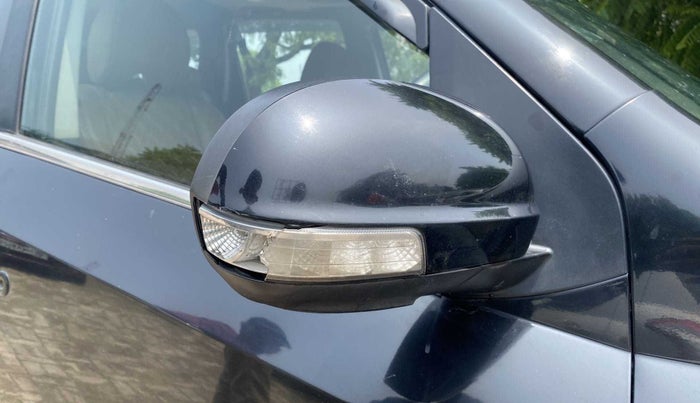 2018 Mahindra XUV500 W11 (O) AWD AT, Diesel, Automatic, 85,663 km, Right rear-view mirror - Indicator light has minor damage