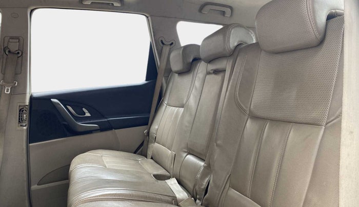 2016 Mahindra XUV500 W10, Diesel, Manual, 73,555 km, Right Side Rear Door Cabin