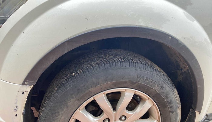 2016 Mahindra XUV500 W10, Diesel, Manual, 73,555 km, Left fender - Cladding has minor damage
