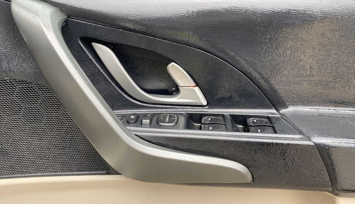 2016 Mahindra XUV500 W10, Diesel, Manual, 73,555 km, Driver Side Door Panels Control