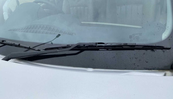 2014 Nissan Terrano XV D THP PREMIUM 110 PS, Diesel, Manual, 82,920 km, Front windshield - Wiper bottle cap missing