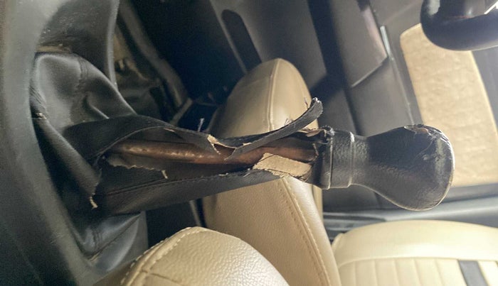 2017 Maruti Wagon R 1.0 VXI, Petrol, Manual, 18,345 km, Gear lever - Knob has minor damage