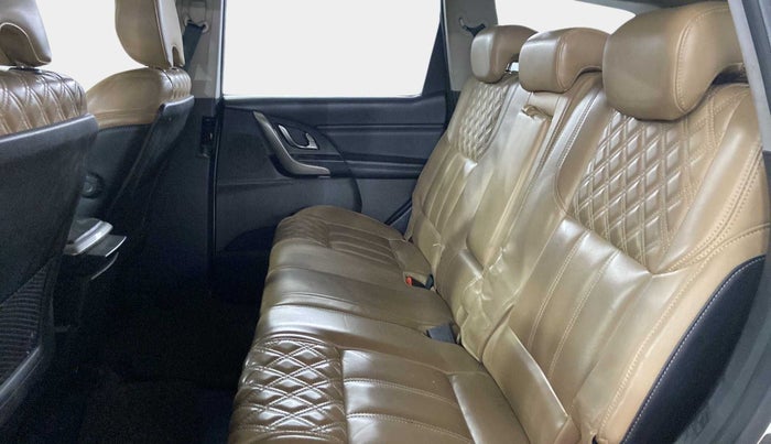 2020 Mahindra XUV500 W11(O), Diesel, Manual, 30,867 km, Right Side Rear Door Cabin