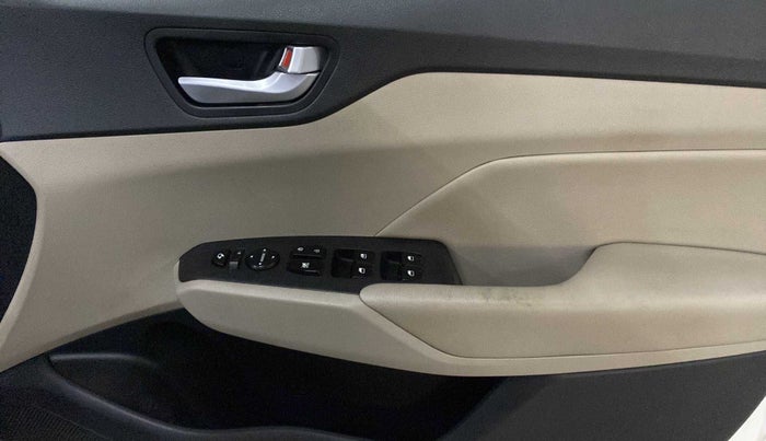 2017 Hyundai Verna 1.6 SX (O) CRDI MT, Diesel, Manual, 57,306 km, Driver Side Door Panels Control