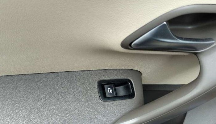 2012 Volkswagen Vento COMFORTLINE 1.6, Petrol, Manual, 93,164 km, Left front window switch / handle - Power window makes minor noise