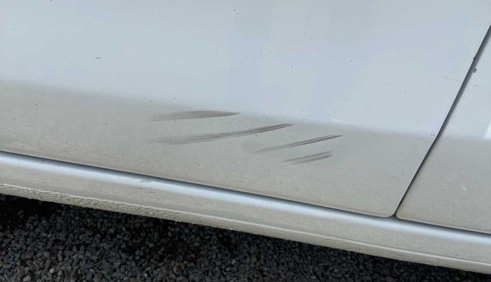2014 Maruti Ritz VXI, Petrol, Manual, 71,665 km, Front passenger door - Minor scratches