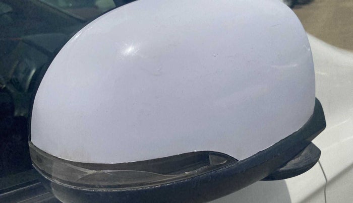 2014 Hyundai i20 SPORTZ 1.4 CRDI, Diesel, Manual, 1,20,304 km, Right rear-view mirror - Indicator light has minor damage