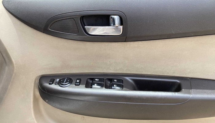 2014 Hyundai i20 SPORTZ 1.4 CRDI, Diesel, Manual, 1,20,304 km, Driver Side Door Panels Control
