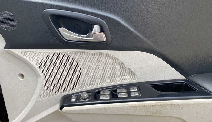 2019 Mahindra XUV300 W8 (O) 1.5 DIESEL, Diesel, Manual, 1,16,573 km, Driver Side Door Panels Control