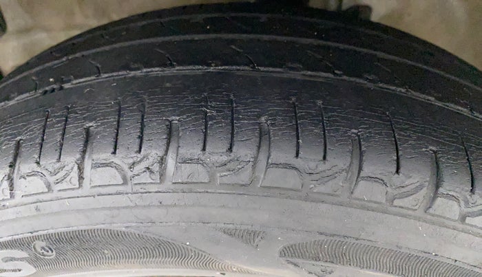 2015 Maruti Wagon R Stingray VXI, Petrol, Manual, 79,240 km, Left Front Tyre Tread