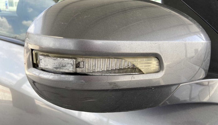 2013 Maruti Swift Dzire VDI, Diesel, Manual, 1,23,033 km, Right rear-view mirror - Indicator light has minor damage