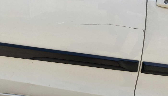 2014 Maruti Ertiga ZDI, Diesel, Manual, 1,00,227 km, Right rear door - Minor scratches