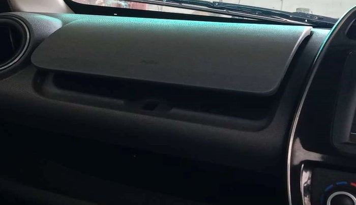 2017 Renault Kwid RXT 0.8, Petrol, Manual, 60,077 km, Dashboard - Glove Box cover damage