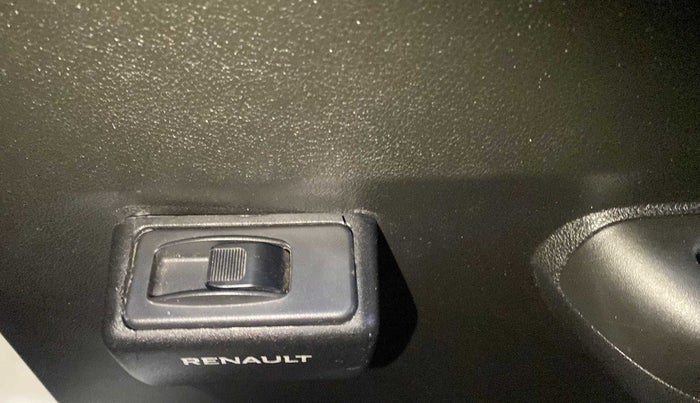 2018 Renault Kwid RXT 1.0 AMT (O), Petrol, Automatic, 17,789 km, Right rear window switch / handle - Minor damage
