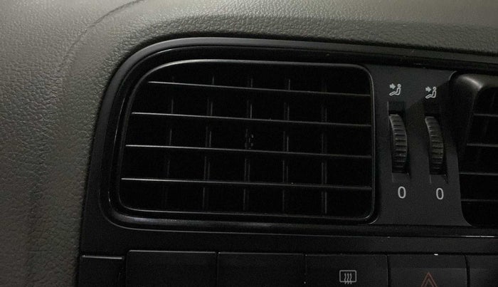 2011 Volkswagen Vento TRENDLINE 1.6, Petrol, Manual, 60,501 km, AC Unit - Front vent has minor damage