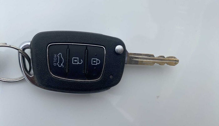 2020 Hyundai AURA S 1.2, Petrol, Manual, 24,272 km, Key Close Up