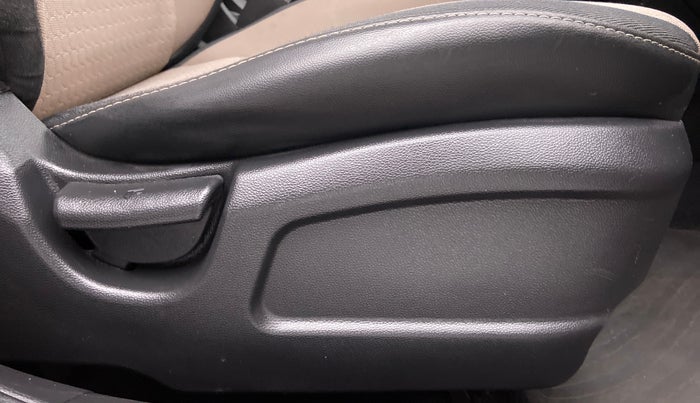 2016 Hyundai Elite i20 MAGNA 1.2, Petrol, Manual, 32,369 km, Driver Side Adjustment Panel