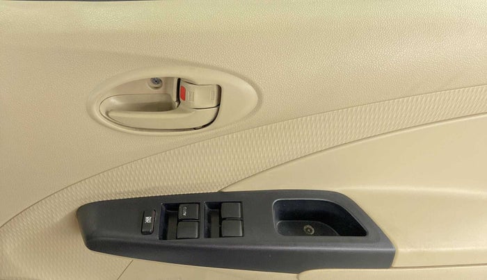 2017 Toyota Etios GX PLATINUM, CNG, Manual, 50,160 km, Driver Side Door Panels Control